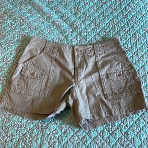NWOT Women’s Cabela’s 7-pocket hiker cargo shorts